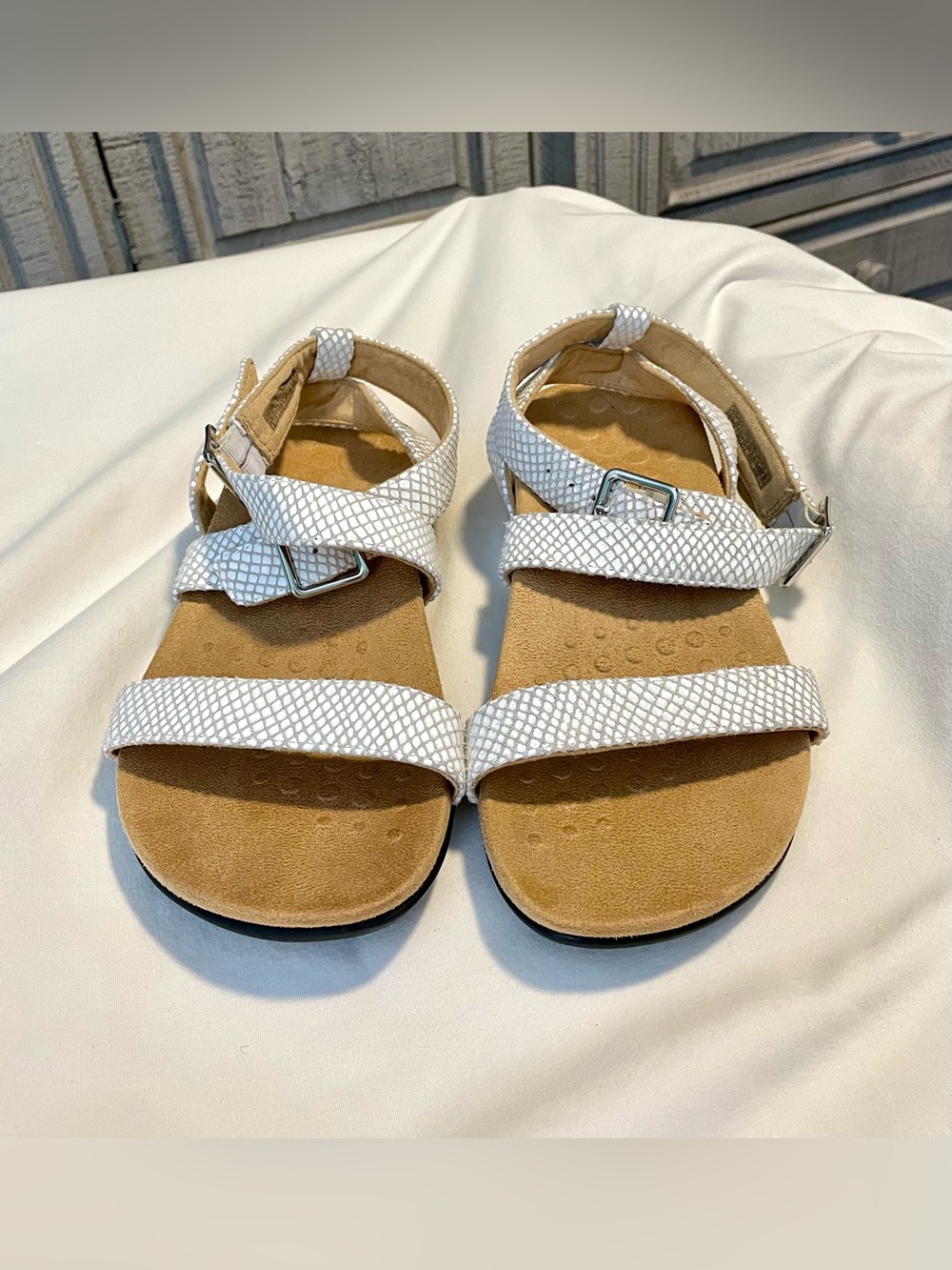 VIONIC Elnora Sandals/Shoes -Women’s Sz 6 WIDE- White Faux Snakeskin - Strappy